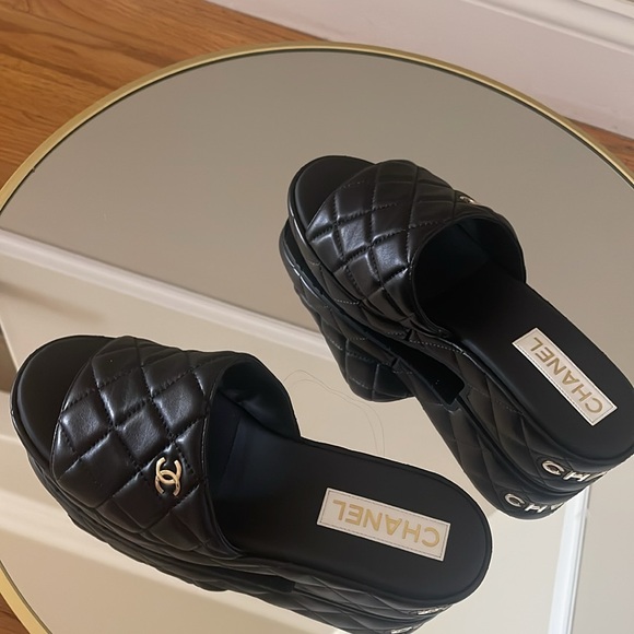 Chanel 23C quilted leather interlocking CC slides size 40 - Picture 16 of 16